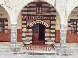 Eyüpoglu mosque in Gaziantep with red and white stones