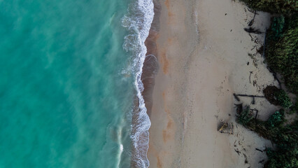 Fototapeta na wymiar scatto aereo della spiaggia selvaggia con le onde