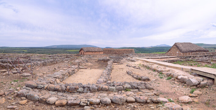 Choza antigua de barro y ca&ntilde;as en un paisaje desierto con piedras y cielo azul, en verano de 2021 Espa&ntilde;a.