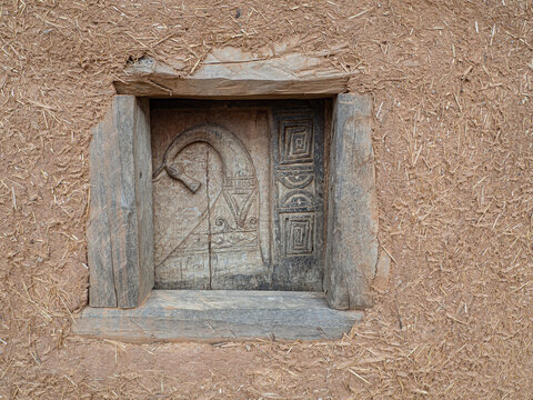 S&iacute;mbolo de la antig&uuml;edad grabado en una ventana de madera en la pared, verano de 2021 Numancia, Soria.