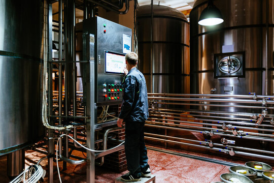 Brewer with CNC machine for control of brewing process