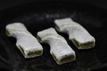緑色の和菓子