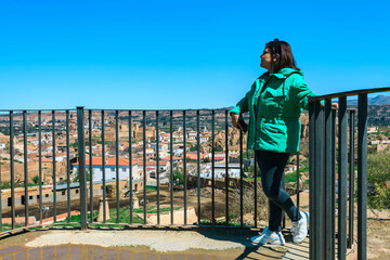 chica en el mirador de guadix granada