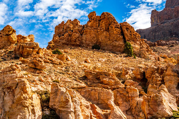 Fototapeta premium Paisaje con nubes en el Parque Nacional del Teide, isla de Tenerife.