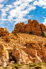 Fototapeta premium Paisaje con nubes en el Parque Nacional del Teide, isla de Tenerife.