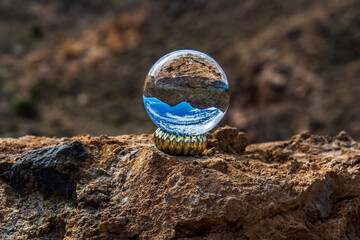 Parque nacional del Teide reflejado en una bola de cristal