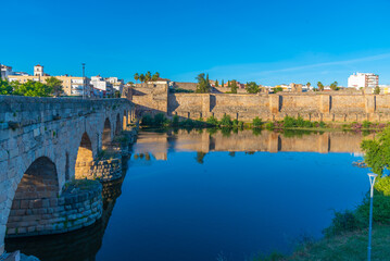 Roman bridge and Alcazaba fortress alongside river Guadiana in Merida, Spain. - obrazy, fototapety, plakaty