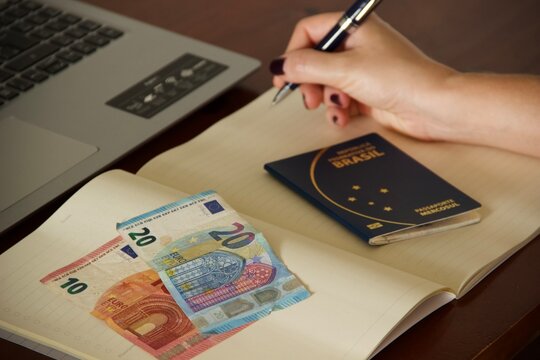 Mulher planejando viagem para Europa - Woman planning trip to Europe