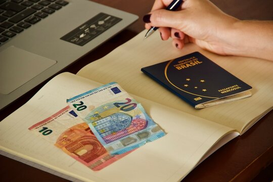 Mulher planejando viagem para Europa - Woman planning trip to Europe