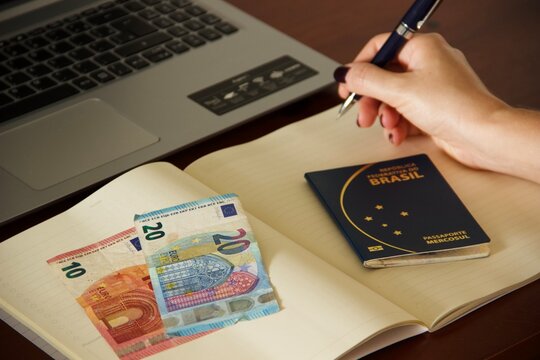 Mulher planejando viagem para Europa - Woman planning trip to Europe	