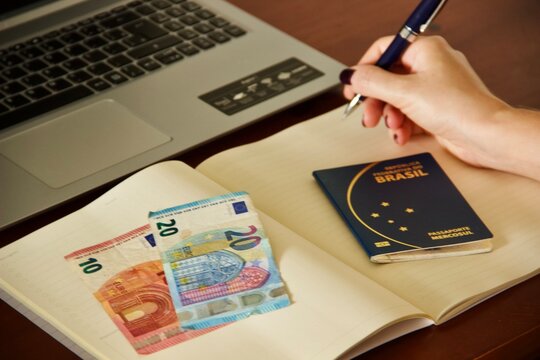 Mulher planejando viagem para Europa - Woman planning trip to Europe	