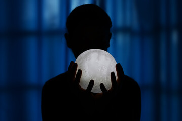 Mujer con luz con forma de luna llena