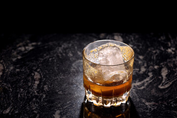 COCTEL ELABORADO CON AZUCAR Y WHISKY.