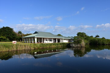 Fototapeta na wymiar Royal Palm Visitor Center and Anhinga Trail in Everglades National Park on sunny spring morning..