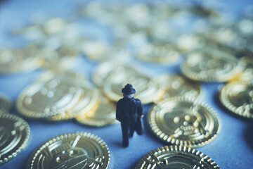 金貨と黒いスーツのビジネスマン