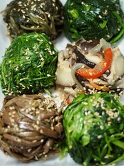 Fototapeta na wymiar 한국 전통음식, 고사리, 시금치, 버섯, 나물, 반찬