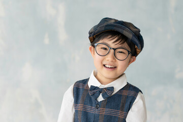 フォーマルスーツを着た少年