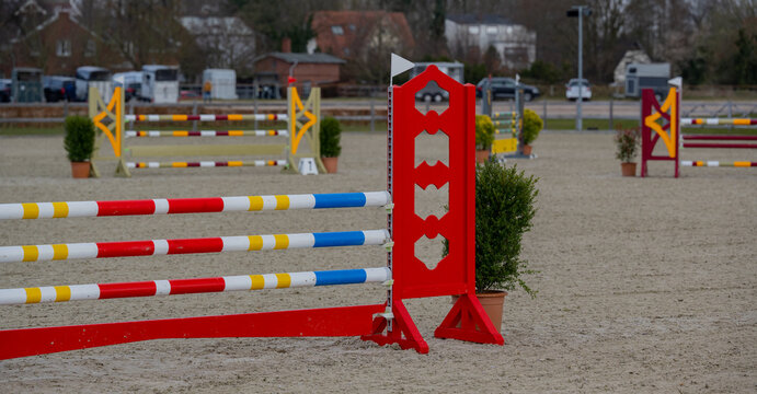 Springreiten Hindernisse auf einem Springreitplatz