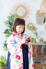 カメラを持った和服の女の子　記念撮影　ハーフ成人式　七五三　写真館