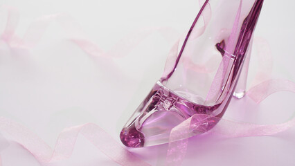 ピンク色のシンデレラのガラスの靴とリボン