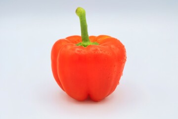 ホワイトバックの新鮮な真っ赤なパプリカ