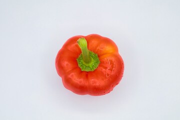 ホワイトバックの新鮮な真っ赤なパプリカ