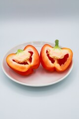 ホワイトバックの新鮮な真っ赤なパプリカ