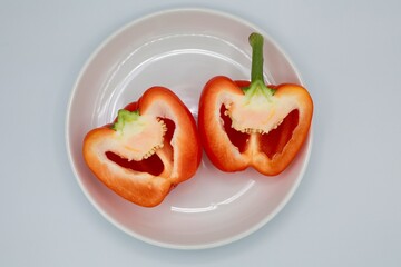 ホワイトバックの新鮮な真っ赤なパプリカ