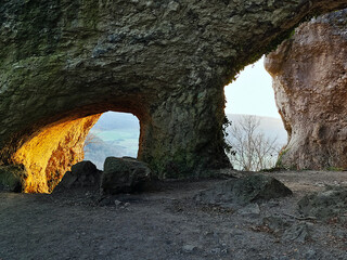 Sonnenuntergang in nur einem Bogen der Höhlen über dem Happurger Stausee