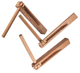 A door knocker for making noise during collective hunting.