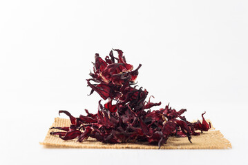 Obraz premium Dry roselle tea on white background