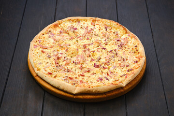 Pizza with parma ham, red onion and cheese