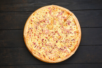 Pizza with parma ham, red onion and cheese