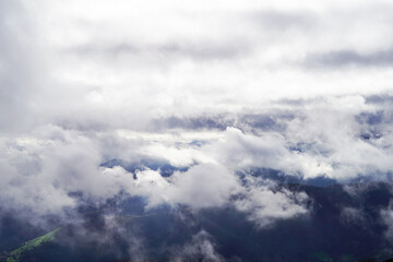 Des nuages blancs au dessus des montagnes