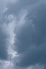 Fototapeta na wymiar Nuages d'orage sombres
