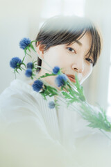 Naklejka premium 花を持つ女性ポートレート