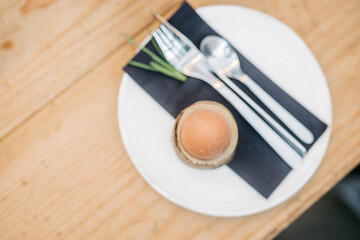 gekochtes Ei im Eierbecher