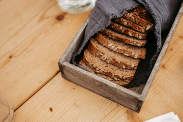 Körnerbrot im Brotkorb