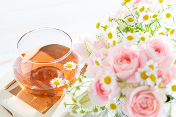 美容と健康イメージ　ハーブティと明るい花束