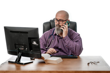 Medico masculino teletrabajando desde la clinica en el hospital,  oficina con fondo blanco
