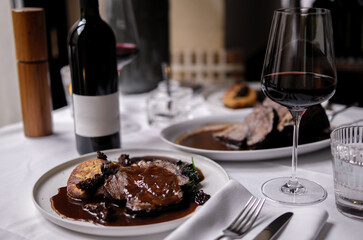 Rindfleisch angerichtet mit Serviettenknödel und Wein - Beef with spinach and Dumpings and wine
