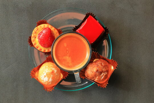  Caff&egrave; e pasticcini, Coffee and patries