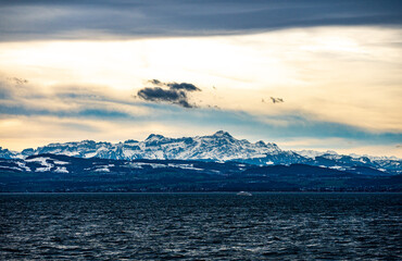 stürmisches Winterwetter am Bodensee mit Blick über den unruhigen See auf das Alpsteingebirge mit Säntis und Appenzell