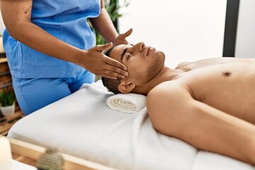 Obraz na płótnie Canvas Man reciving head massage at beauty center.