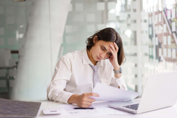 Obraz premium Business concept, Businessman reading financial report and analyze to make project on laptop