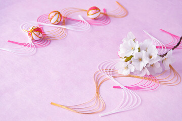 日本の正月イメージ　桜の花束と可愛い手毬と波型水引のデザイン（ピンクバック）
