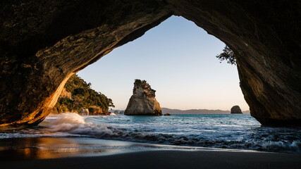 Mooie foto van Cathedral Cove, Mercury Bay op water met rotsachtige vormen in Nieuw-Zeeland