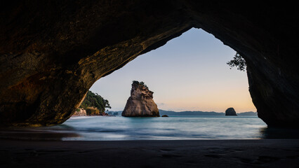 Mooie foto van Cathedral Cove, Mercury Bay op water met rotsachtige vormen in Nieuw-Zeeland