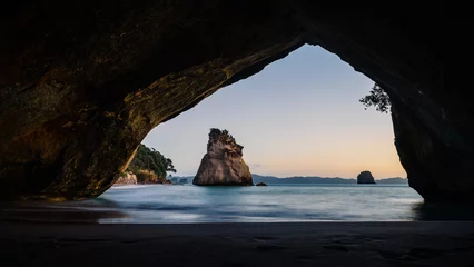Photo sur Plexiglas Cathedral Cove Beautiful shot of Cathedral Cove, Mercury Bay on water with rocky shapes in New Zealand