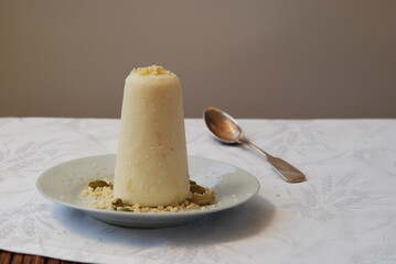 Kulfi auf weisser Tischdecke mit Silberl&ouml;ffel